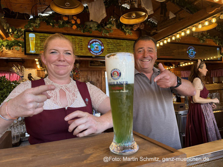 "Isarschänke Weißbiergarten" mit "Isarwasser" - einem Kultgetränk aus den 70er Jahren - ein Weißbier-Cocktail mit Blue-Curacao, ausgeschenkt auf dem Oktoberfest 2025 in der Straße 2 Ost  (©Foto: Martin Schmitz) 